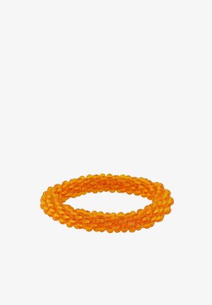 Gewundenes Armband aus mehreren Strängen kleiner, durchsichtiger oranger Perlen mit facettierter Oberfläche.