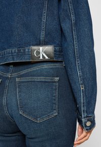 Calvin Klein Jeans CROPPED 90S JACKET - Džínová bunda - denim medium