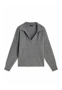 Pull en maille côtelée gris avec des manches longues et un col en V large, posé à plat sur un fond blanc.