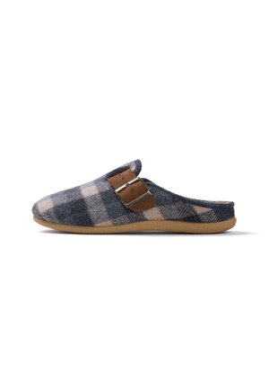 Zapatilla tipo slip-on a cuadros grises y beige con una correa marrón ajustable y hebilla, con suela marrón clara.
