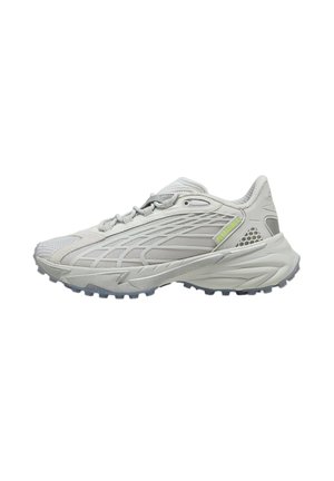 Scarpa sportiva grigia con tomaia in rete, motivo texturizzato e suola in gomma dotata di prominenti tacchetti per un'ottima trazione; include accenti di branding minimi.