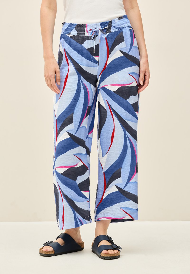 Lichte, gemusterde broeken in tinten blauw met rode en roze accenten. Elastische tailleband met trekkoord, ontspannen pasvorm en rechte pijpen.