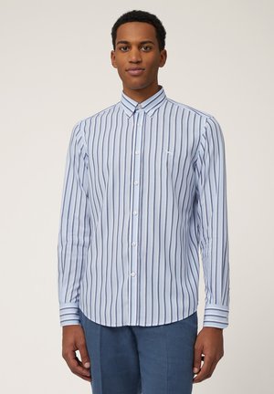 Blauw-wit gestreepte overhemd met lange mouwen en een puntige kraag, voorzien van een subtiele logo op de borst en met opgerolde mouwen.