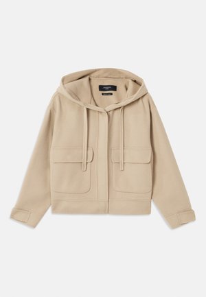 Veste à capuche courte beige en tissu doux, dotée de deux poches avant, d'une capuche avec cordon de serrage et de poignets boutonnés. Texture lisse sur toute la surface.