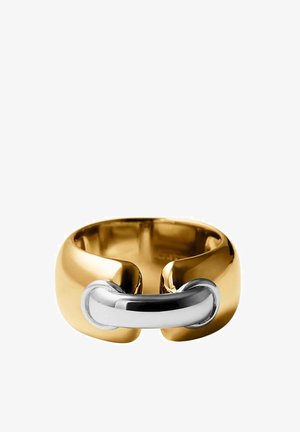 Anillo dorado con un acabado suave y pulido y un acento plateado contrastante en el centro. Diseño redondeado con una banda gruesa.