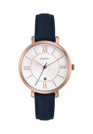 Orologio rotondo in oro rosa con quadrante bianco, numeri romani, cinturino in pelle blu, tre lancette e finestra della data alle 6, marchiato Fossil.