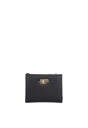 Portafoglio in pelle nera strutturata con logo "YNOT?" tono oro e dettaglio a freccia, forma rettangolare e chiusura con zip sulla parte superiore.