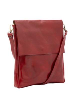 Rote Leder Umhängetasche mit Klappenverschluss und verstellbarem Trageriemen mit Metallverschlüssen.