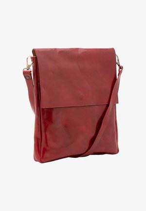 Borsa a tracolla in pelle rossa con chiusura a patta e tracolla regolabile con ganci metallici.