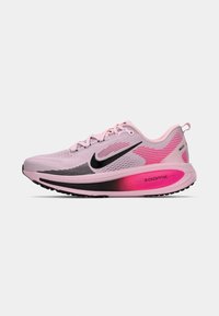 Chaussure de course Nike rose avec un upper en mesh. Dotée d'accents noirs, d'un logo "zoomX" bien visible et d'une semelle texturée pour une meilleure adhérence.