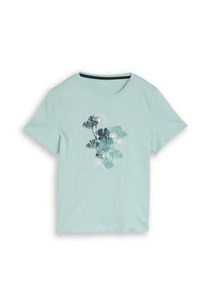Lichtblauw T-shirt met korte mouwen en ronde halslijn, met een centraal botanische print van gelaagde ginkgo bladeren in tinten blauw en wit.