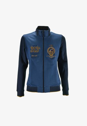 Giacca blu con zip, caratterizzata da dettagli ricamati, inclusi numeri e loghi. Presenta un colletto alto, polsini a coste e una texture morbida.
