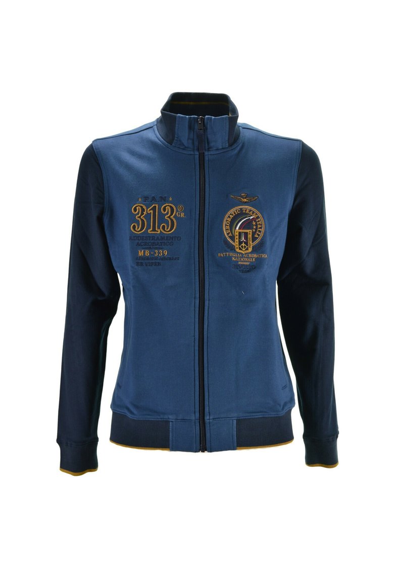 Giacca blu con zip, caratterizzata da dettagli ricamati, inclusi numeri e loghi. Presenta un colletto alto, polsini a coste e una texture morbida.