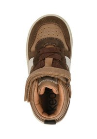 Bruine hoge sneaker met een bovenkant van suède en synthetisch materiaal, uitgerust met veters, een klittenbandsluiting en perforaties bij de tenen voor ventilatie.