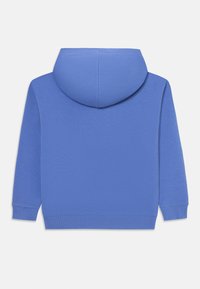 Blå hette sweatshirt gjord av mjukt tyg. Har en framficka, ribbade mudd och nederkant. Slät textur med en enfärgad yta.