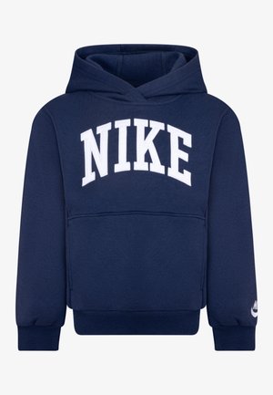 Sudadera con capucha azul marino con un gran texto blanco "NIKE" en el pecho, bolsillo tipo canguro en la parte delantera, puños acanalados y un logo de Nike en el puño de la manga izquierda.
