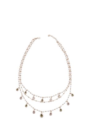 Collier en or délicat en plusieurs couches avec de petites perles blanches et des pierres précieuses vertes et roses en forme de goutte alternées.