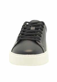 Sneaker in pelle nera con punta rotonda, suola in gomma bianca e lacci neri. Presenta un design minimalista con texture liscia e dettagli di cucitura.