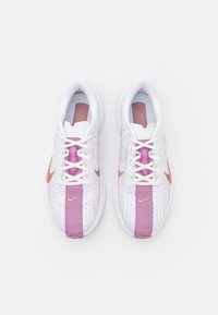Nike Performance PEGASUS PLUS - Silniční běžecké boty - white/metallic red bronze/platinum violet/plum dust/hot fuchsia
