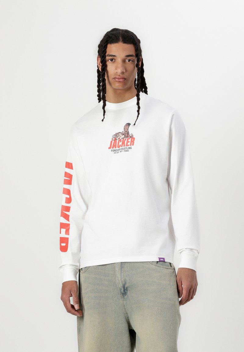 Hvid langærmet t-shirt med et grafisk design i rød og sort, med "JACKER" trykt på brystet og ærmet. Lavet af bomuldsstof.