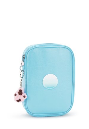 Custodia blu chiaro con zip, dalla superficie liscia, caratterizzata da un accento circolare bianco e un portachiavi a forma di gorilla rosa.