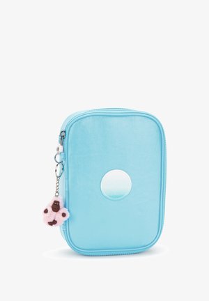 Custodia blu chiaro con zip, dalla superficie liscia, caratterizzata da un accento circolare bianco e un portachiavi a forma di gorilla rosa.