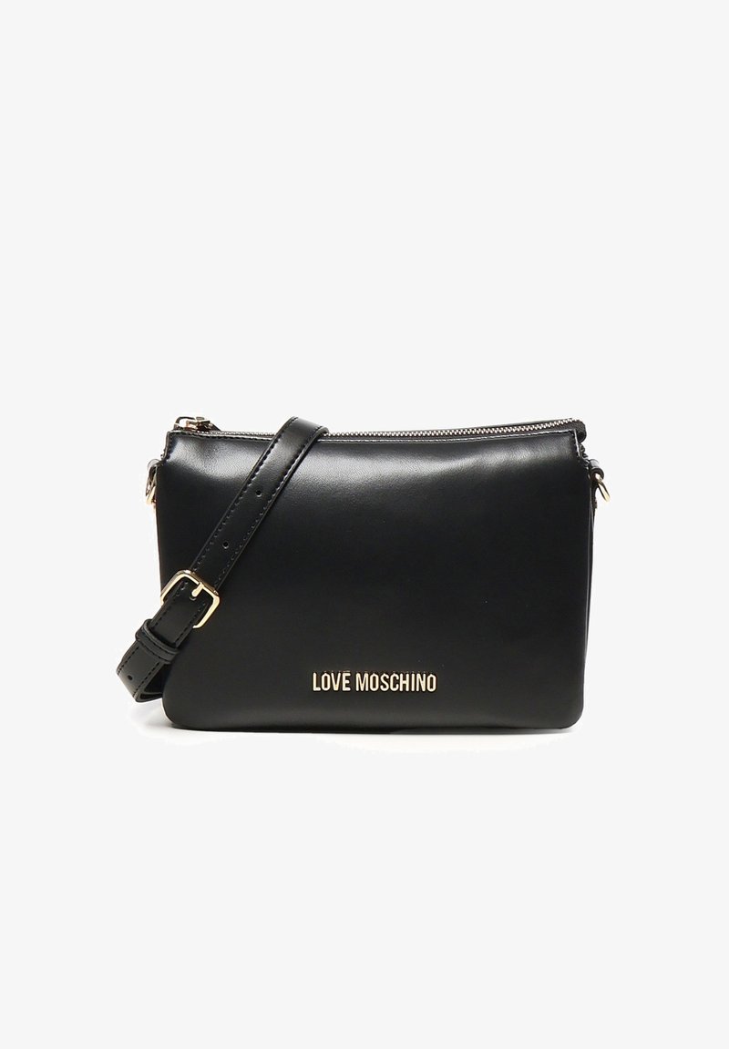 Borsa a tracolla in faux leather nera con chiusura a zip, tracolla regolabile e logo "LOVE MOSCHINO" in tonalità oro sul fronte.