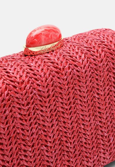 Rød flettet clutch med sildebensmønster, med en blank koral-lukning med gyldne detaljer. Den teksturerede overflade øger det visuelle udtryk.