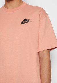 Nike Sportswear Triko s potiskem - red