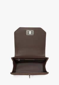 Brązowy sk�órzany portfel z geometrycznym wzorem klapy. Posiada srebrne zapięcie i zamykaną na suwak przegrodę wewnątrz. Gładka faktura.