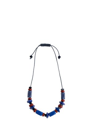 Verstellbare Kordelkette mit blauen, roten und schwarzen geometrischen Perlen in verschiedenen Formen und Größen, symmetrisch angeordnet.