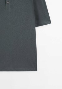 Polo manches courtes gris foncé avec deux boutons, visible sur fond blanc.