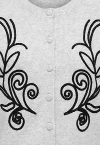 Sivi pleteni cardigan z ročno vezenimi črnimi vzorci v spirali na obeh straneh, petimi ujemajočimi se gumbi spredaj in zaobljenim izrezom na vratu.