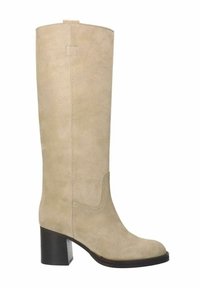 Beige suède kniehoge laars met een vierkante neus, gestructureerde hak en minimale stiksels op de schacht. Gladde textuur en klassiek ontwerp.