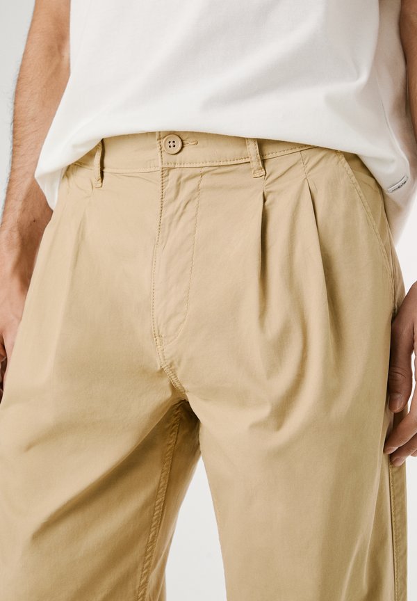 RELAXED PLEATED PANT - Trousers - khaki beige2