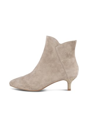 Stivale alla caviglia in suede beige con punta affusolata, tacco basso intrecciato e un design unico con ritagli sul colletto. Superficie liscia in tutto il modello.