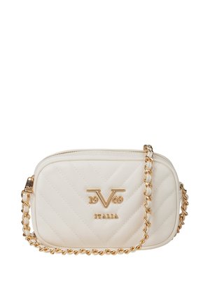 Crèmekleurige doorgestikte crossbodytas met gouden kettingriem en gouden "19 V 69 Italia" logo aan de voorkant.