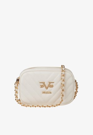Crèmekleurige doorgestikte crossbodytas met gouden kettingriem en gouden "19 V 69 Italia" logo aan de voorkant.