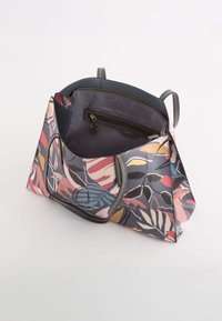 Bolso de mano multicolor con un patrón floral, hecho de material sintético, con un interior espacioso y un bolsillo con cremallera.