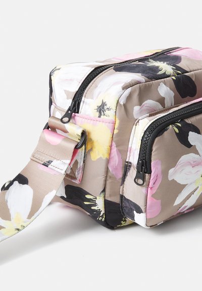 Kabelka s květinovým vzorem na béžovém podkladu, s černými a růžovými květinami, dvěma zipovými přihrádkami a nastavitelným popruhem.