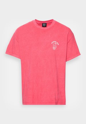 Koraalroze T-shirt met korte mouwen, voorzien van kleine witte tekst "Viper Pit" en een slangafbeelding op de linkerborst, met een ronde hals en een BDG-merklabel binnenin de kraag.