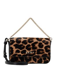 Kapsa přes rameno s leopardím potiskem vyrobená z texturovaného materiálu, se zlatým řetízkovým popruhem a černými koženými akcenty, obsahující význačné logo DKNY.