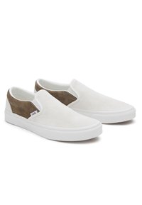 Scarpe slip-on con tomaia in morbido suede bianco e accentuazione del tallone in suede marrone. Suole in gomma bianca e con inserti elastici sui lati per una facile vestibilità.