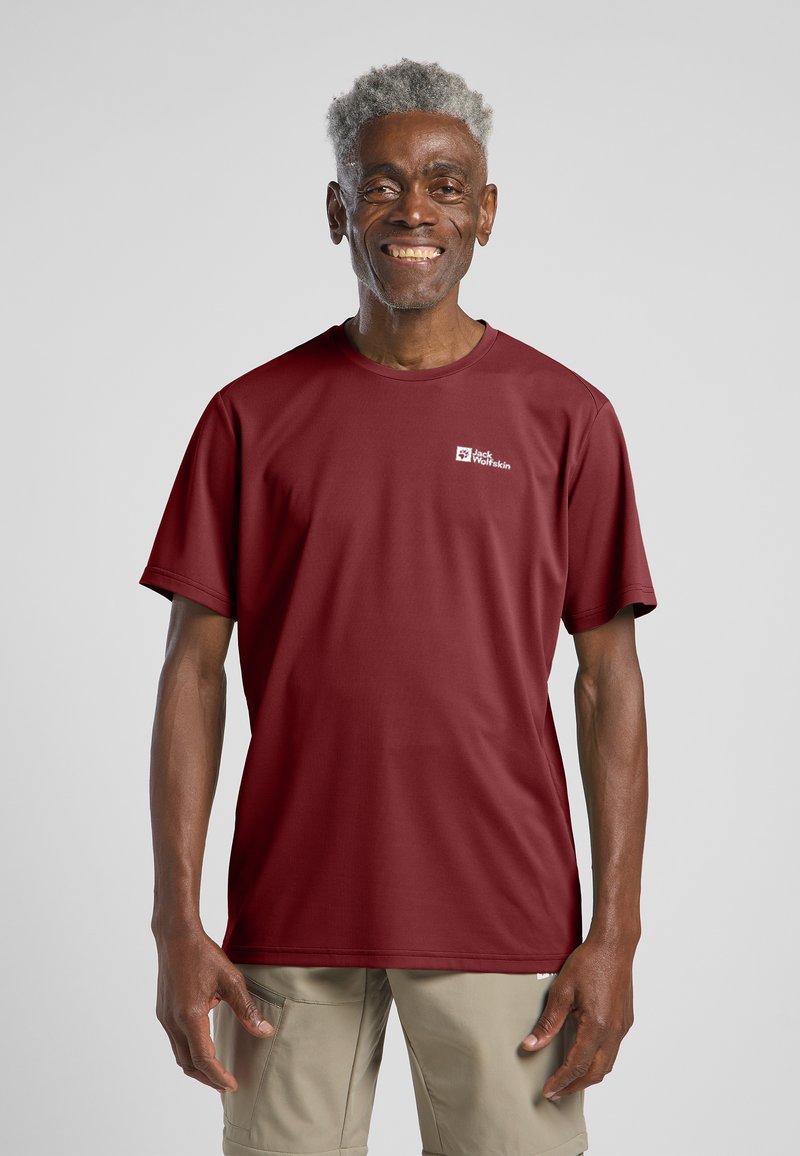 Bordeaux kortemouw T-shirt met een ronde hals en textuurstof. Heeft een wit logo op de linkerkant van de borst. Eenvoudig ontwerp, ontspannen pasvorm.