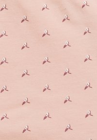 Jasnoróżowa tkanina z powtarzającym się wzorem małych białych kwiatów i fioletowych liści, o gładkiej teksturze i miękkim wykończeniu.