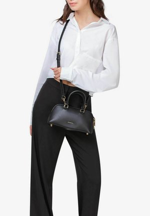 Borsa a tracolla in pelle nera con forma strutturata, dettagli in metallo dorato e tracolla removibile. Presenta due manici superiori e una chiusura con zip.