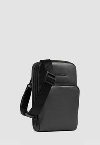 Schwarze rechteckige Umhängetasche aus glattem synthetischem Material, mit Reißverschluss und einem strukturierten, verstellbaren Riemen.