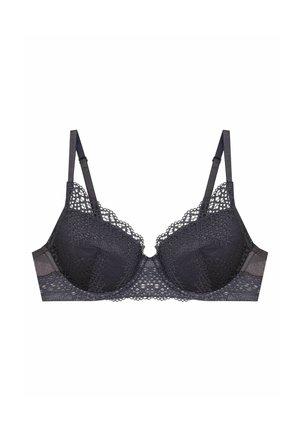 Czarny koronkowy biustonosz o półprzezroczystym wzorze, z formowanymi miseczkami, regulowanymi ramiączkami i falbaniastym brzegiem. Teksturowana koronka występuje w całej konstrukcji.