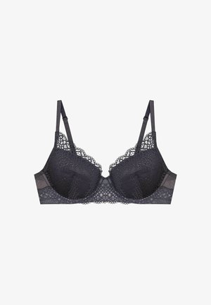 Czarny koronkowy biustonosz o półprzezroczystym wzorze, z formowanymi miseczkami, regulowanymi ramiączkami i falbaniastym brzegiem. Teksturowana koronka występuje w całej konstrukcji.