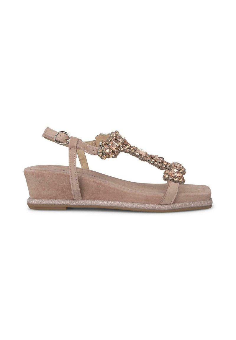 Sandalias de cuña beige con parte superior de gamuza texturizada, que cuentan con una correa adornada con joyas transparentes, un hebilla ajustable en el tobillo y un brillo sutil.